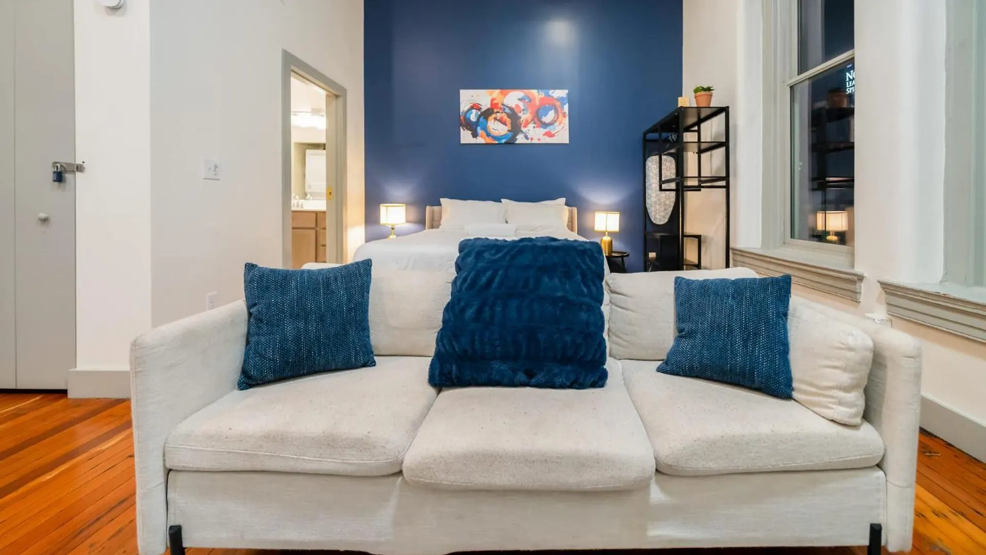 Bright And Modern Studio In Louisville # 404